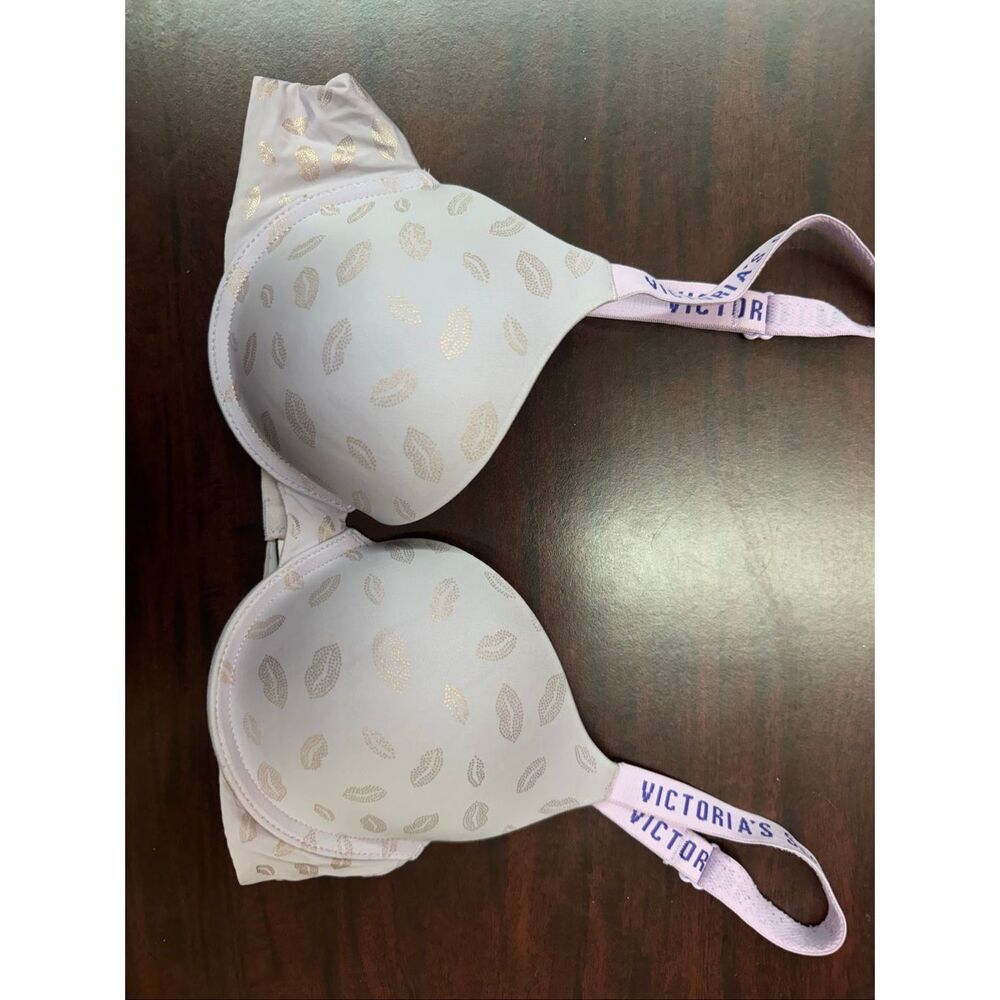 Victoria’s Secret Lip Graphic T-Shirt Push-Up Full Coverage Bra Size 34B
